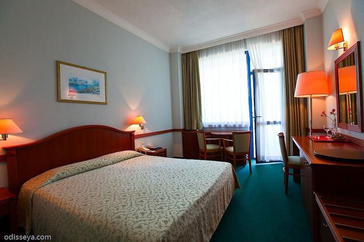 Room 8 of 37