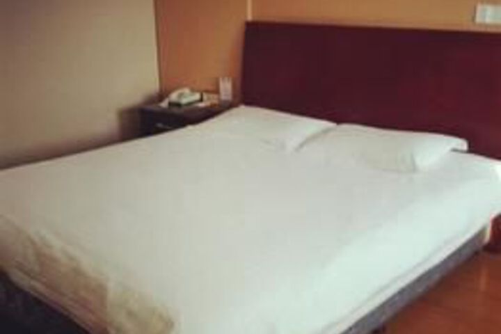 Room 4 of 10