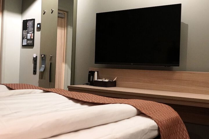 Room 34 of 90