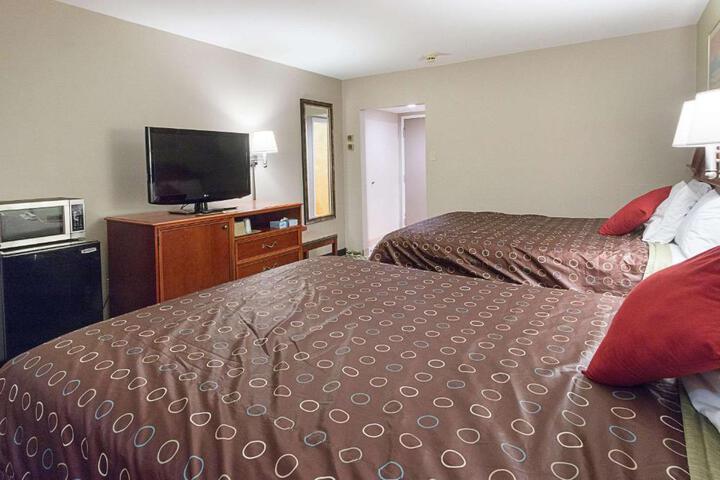 1 Queen Bed (15 of 15)
