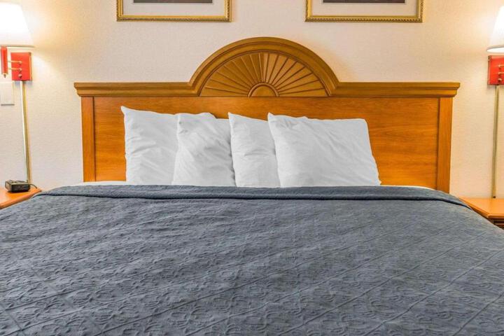 1 King Bed (14 of 19)