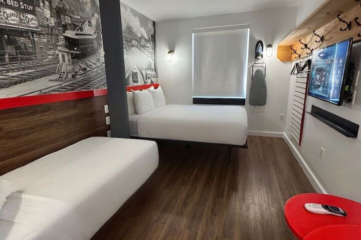 Queen Bed with Sofa (8 of 10)