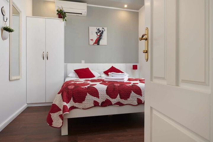 Room 16 of 84