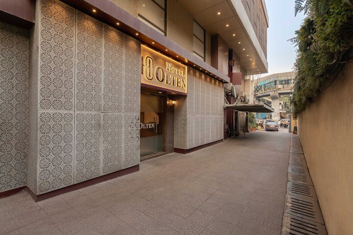 Hotel 2 of 100