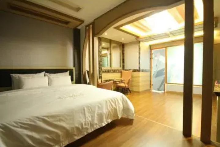 Room 3 of 4