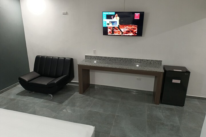 Room 6 of 12