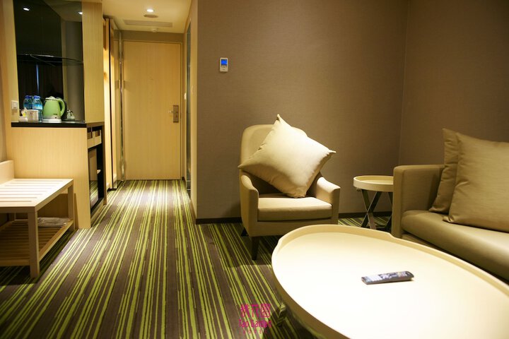 Room 13 of 33