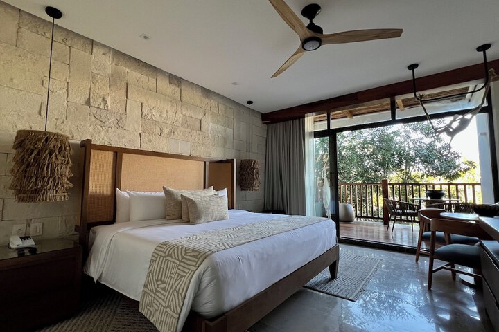 Room 3 of 103
