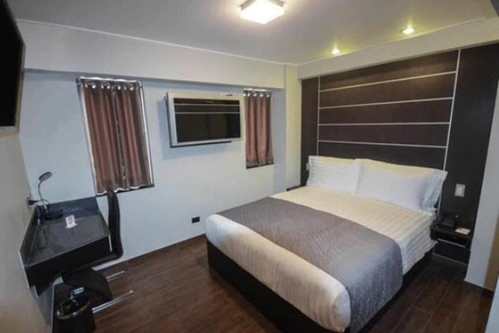 Room 12 of 32