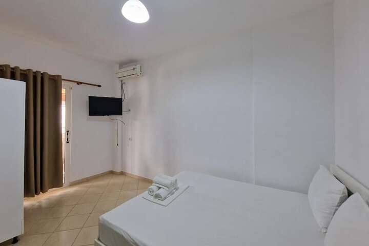 Room 6 of 115