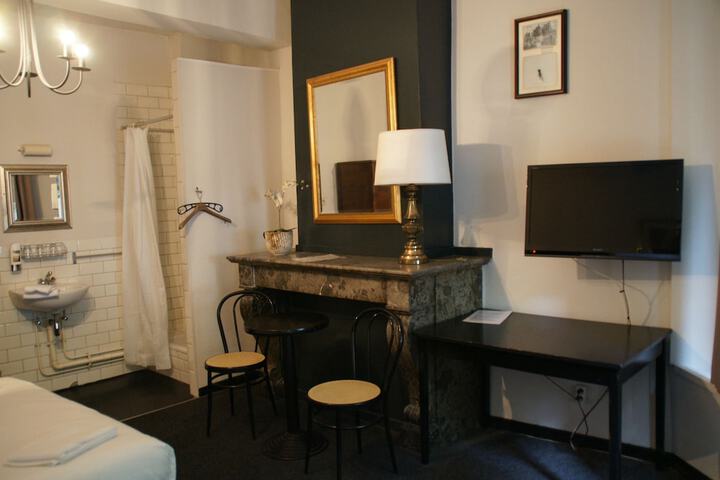 Room 13 of 42