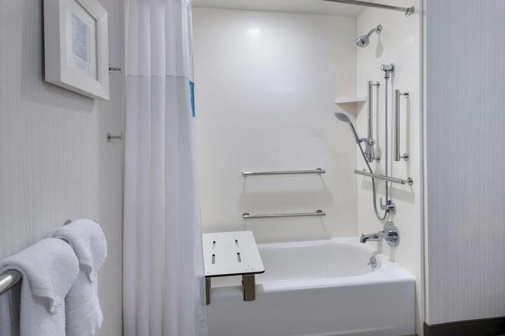 1 Queen Mobility Hearing Accessible Tub (13 of 13)