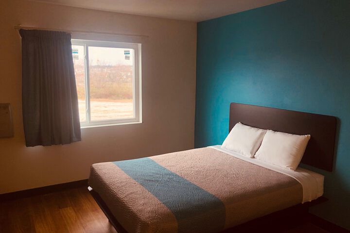 Room 6 of 9