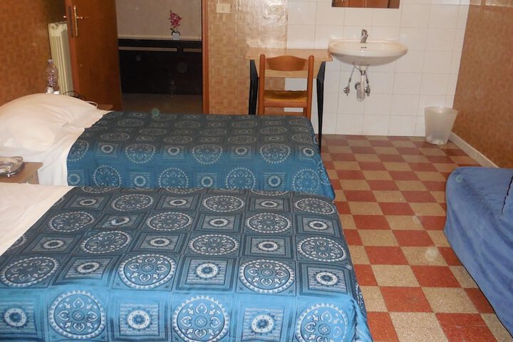Room 33 of 79
