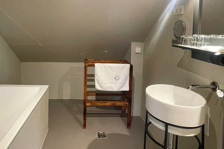 Room 64 of 103