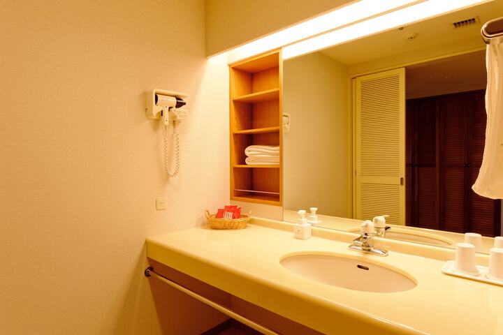 Room 13 of 32