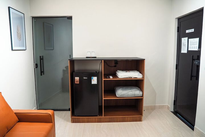 Room 27 of 37