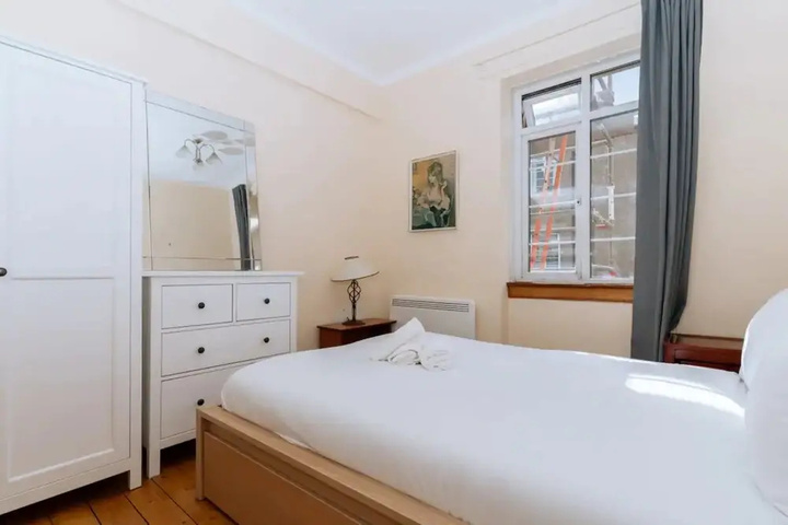 Room 5 of 12