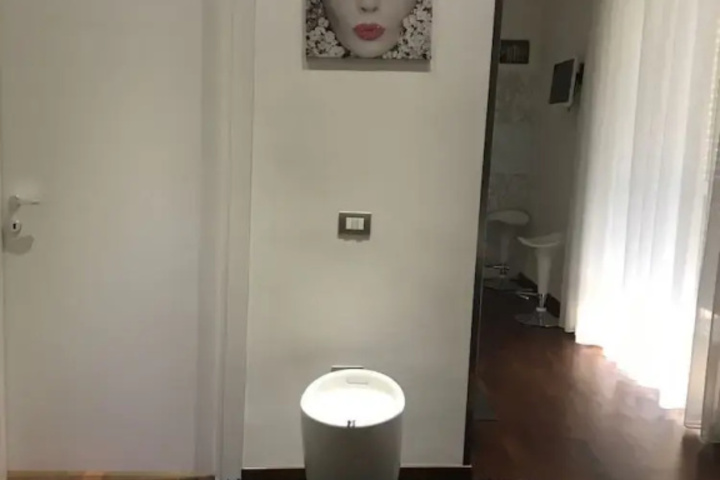 Room 9 of 11