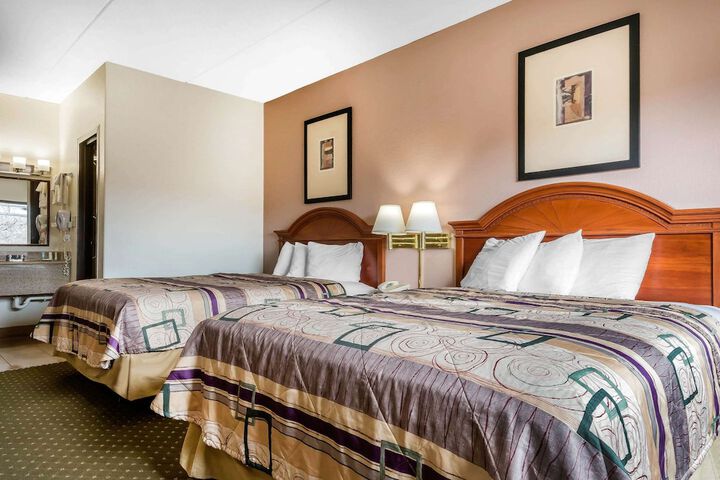 1 Queen Bed (9 of 15)