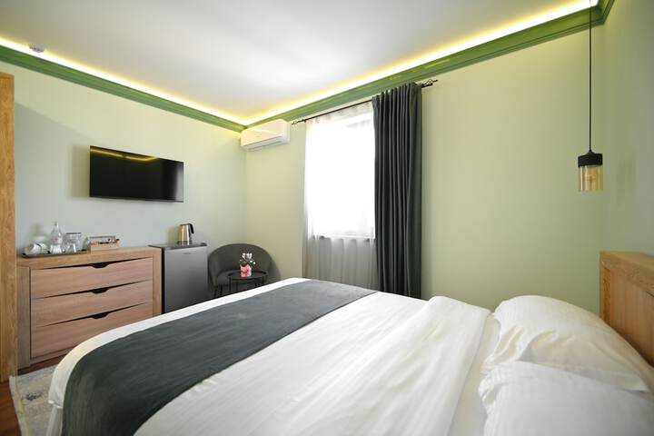 Room 9 of 33