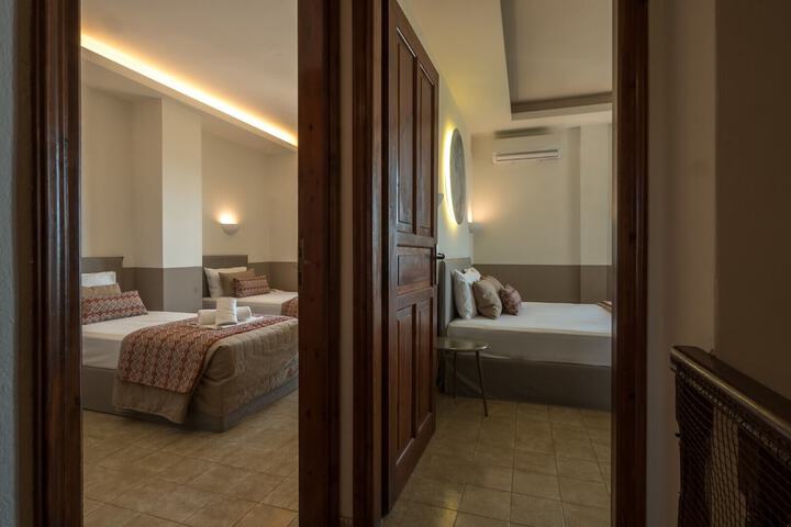 Room 25 of 182