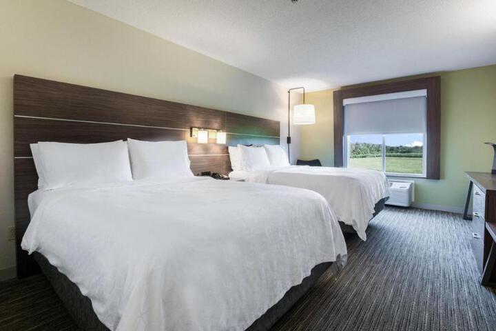 2 Queen Beds (3 of 16)