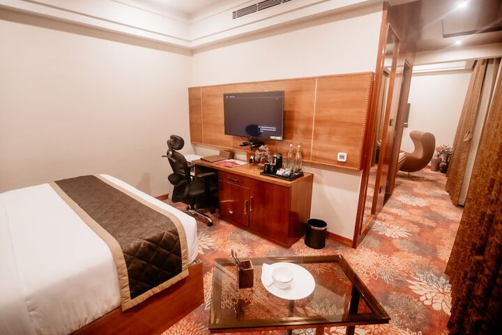 Room 6 of 33