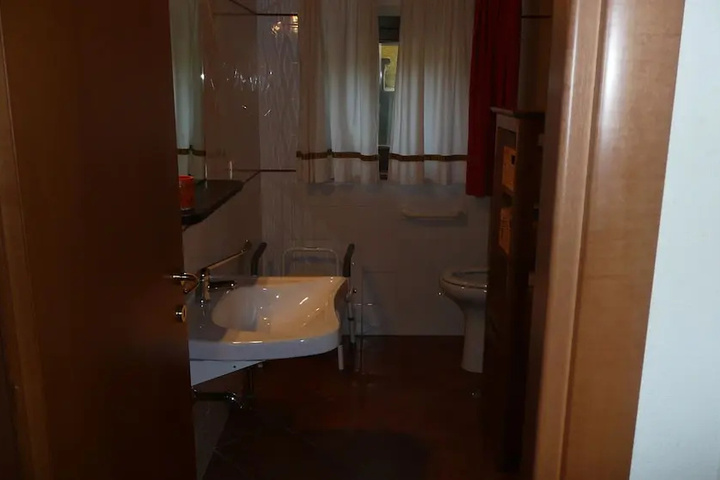 Room 6 of 11