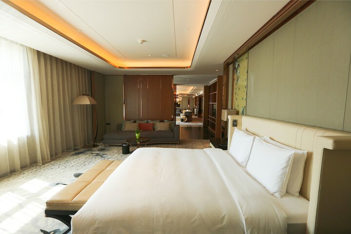 Room 9 of 136