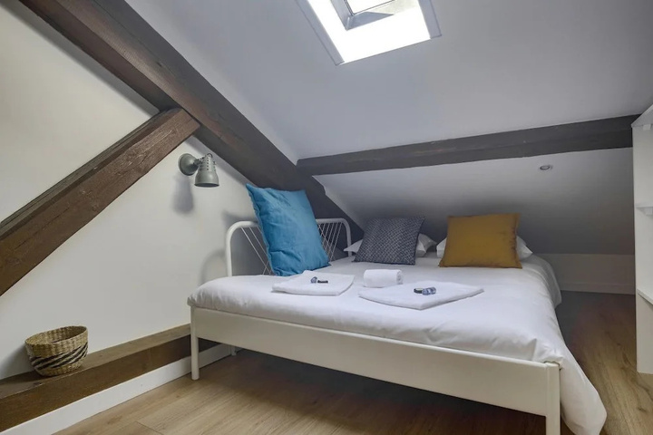 Room 2 of 9