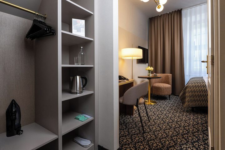 Room 11 of 52