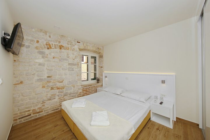 Room 4 of 39