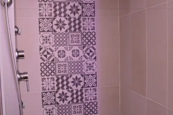 Room 5 of 8