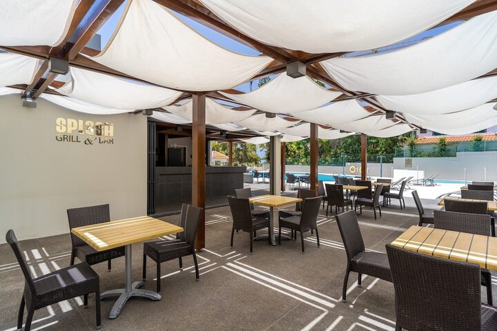 Swim-up bar