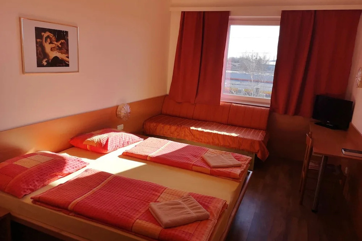 Room 3 of 28