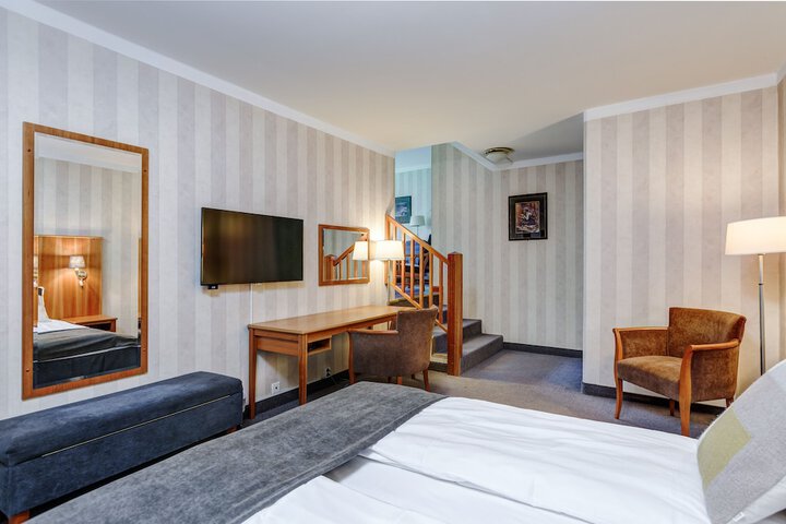 Room 32 of 64