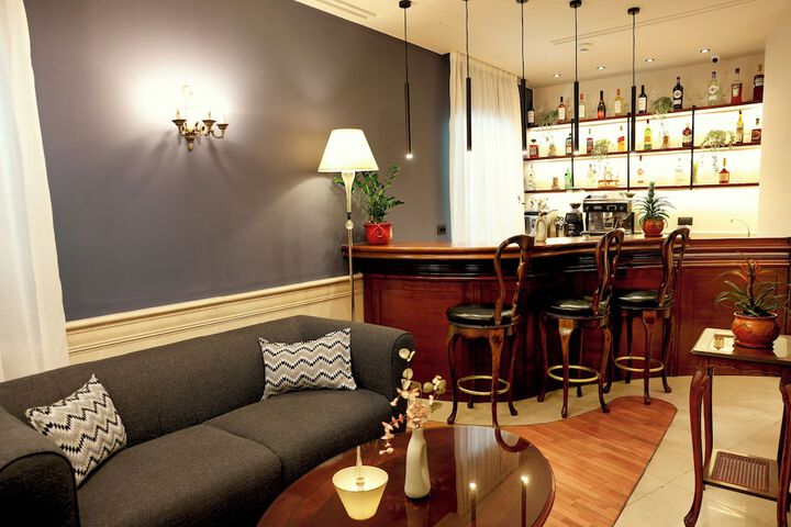 Lounge 84 of 88