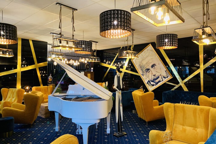 Lounge 70 of 84