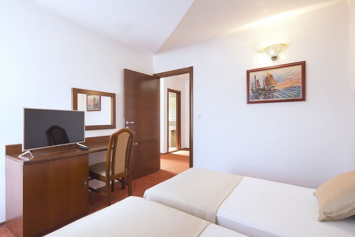 Room 5 of 95
