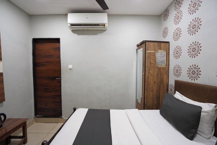 Room 6 of 15