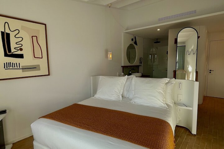 Room 12 of 80