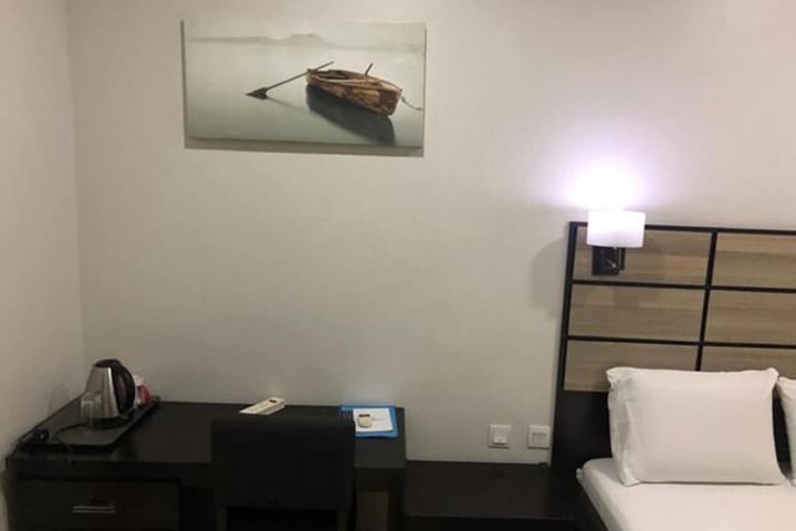Room 16 of 28