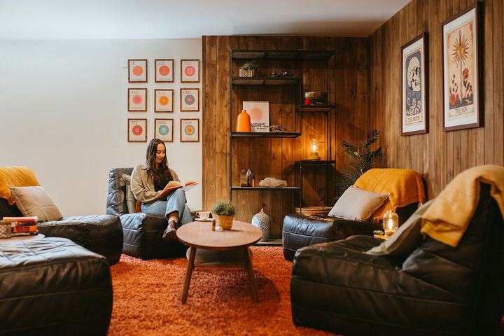 Lounge 38 of 53