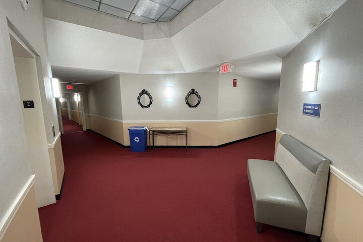 Ballroom/Hall 27 of 31