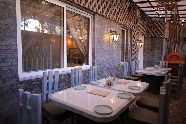 Dining 49 of 76