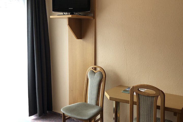 Room 10 of 34