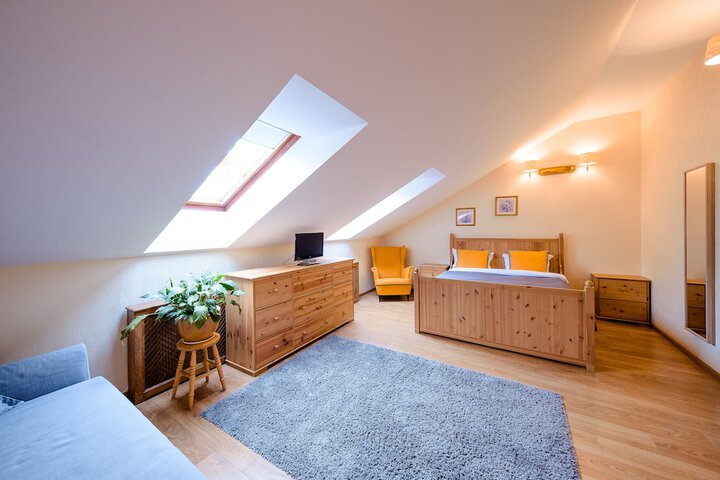 Room 9 of 33