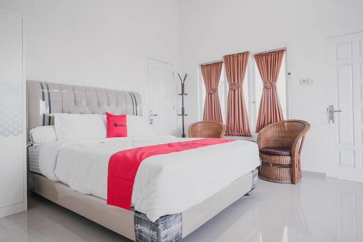 Exterior of RedDoorz Syariah near Arafah Hospital Jambi