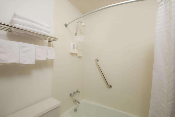 1 Queen Bed (6 of 14)